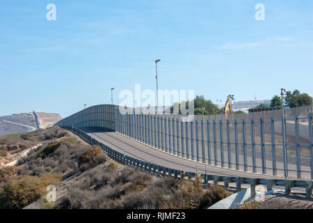 La frontière et route pour United States Border Patrol véhicules sur les États-Unis - Mexique frontière internationale Banque D'Images