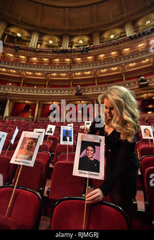 Un membre du personnel utilise 'chefs sur des bâtons' pour vérifier le blocage de l'appareil photo au Royal Albert Hall, Londres, avant de l'EE British Academy Film Awards le dimanche 10 février. Banque D'Images