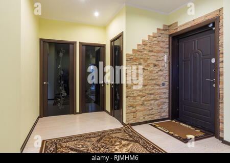 Vaste hall d'entrée dans l'appartement, trois portes à la Chambre, de la salle de bains et toilettes Banque D'Images