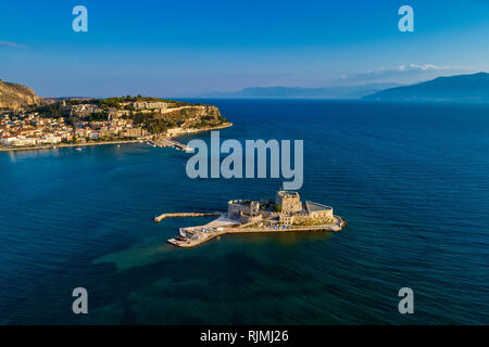Vue aérienne de l'ancienne forteresse vénitienne sur l'île de Bourtzi, Nafplion, Grèce Banque D'Images