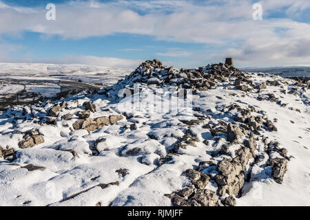 Paysage d'hiver avec la neige décor d'Smearsett cicatrice dans le Yorkshire Dales Banque D'Images