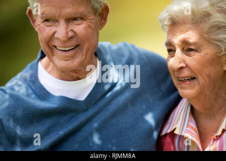 Portrait d'un couple de personnes âgées affectueux. Banque D'Images