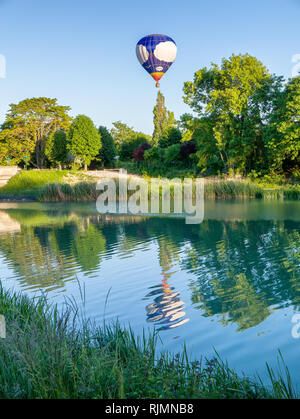 Flying un ballon à air chaud à côté de la rivière Marne et de Jessica. C'est près de la le village de Mareuil-sur-Ay en Champagne de France Banque D'Images