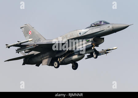 Un Lockheed Martin F-16D avion de chasse de l'Armée de l'Air polonaise. Banque D'Images