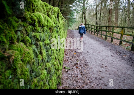 Une fille qui marche à St Ives dans Bingley, Bradford, West Yorkshire. Banque D'Images