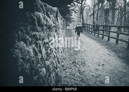 Une fille qui marche à St Ives dans Bingley, Bradford, West Yorkshire. Banque D'Images