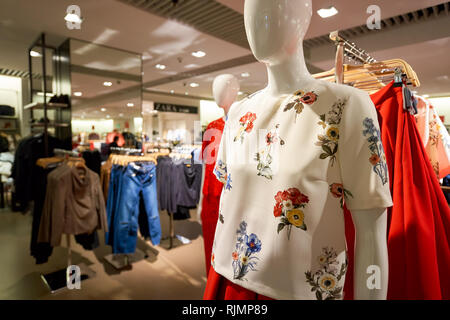 HONG KONG - le 27 janvier 2016 : l'intérieur du magasin Zara éléments au centre commercial. Éléments est un grand centre commercial situé sur 1 Austin Road West, Tsim Sh Banque D'Images