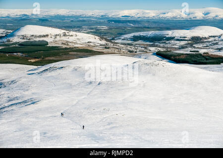Trois stations de ski-alpinistes sur Grand Dodd dans le Parc National du Lake District, Cumbria, Royaume-Uni avec beaucoup de Mell est tombé et les Pennines en arrière-plan Banque D'Images