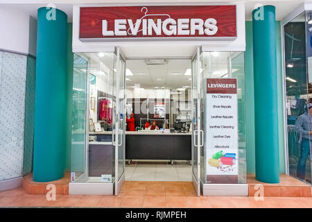 Johannesburg, Afrique du Sud - 05 juillet 2011 : l'intérieur l'intérieur d'un service de nettoyage à sec et de réparation dans un centre commercial Banque D'Images