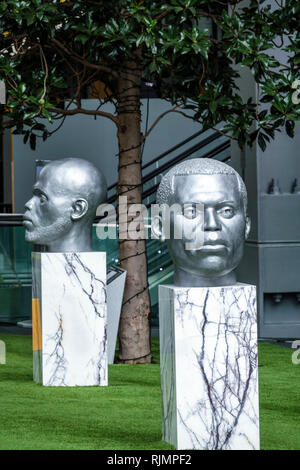 Royaume-Uni Grande-Bretagne Angleterre ville de Londres centre financier Sculpture du bâtiment du Leadenhall central Numen (Votive One & Two en mouvement) pede Banque D'Images