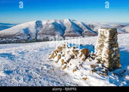 Les crêtes de Blencathra, une montagne dans le Parc National du Lake District, Cumbria, UK., vu en hiver la neige de Clough Head Banque D'Images