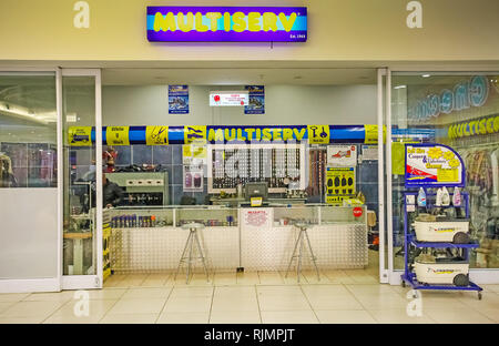 Johannesburg, Afrique du Sud - 05 juillet 2011 : l'intérieur l'intérieur d'un service de nettoyage à sec et de réparation dans un centre commercial Banque D'Images