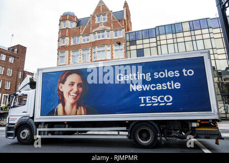 Royaume-Uni Grande-Bretagne Angleterre Londres Lambeth South Bank Street Trafic camion transport annonce marketing TESCO panneau d'affichage vue Banque D'Images