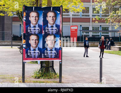 STRASBOURG, FRANCE - 5 mai 2018 : Emmanuel Macron, candidat à la présidence de France affiche sur une zone dédiée de l'agitation de la campagne en face de l'école française Lyceum kids Banque D'Images