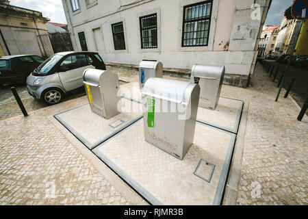 Lisbonne, PORTUGAL - DEC 10, 2018 : Avis de séparer les contenants de déchets avec système souterrain on city street pour le verre, plastique, papier, métal Banque D'Images