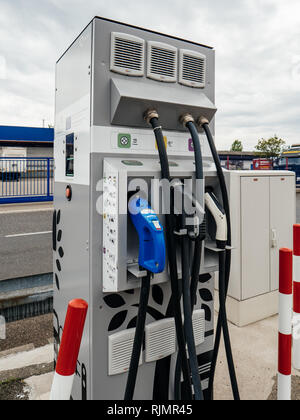 BERLIN, ALLEMAGNE - 28 avril, 2018 : stand avec câbles de charge pour les voitures électriques placés à l'extérieur sur la rue Banque D'Images
