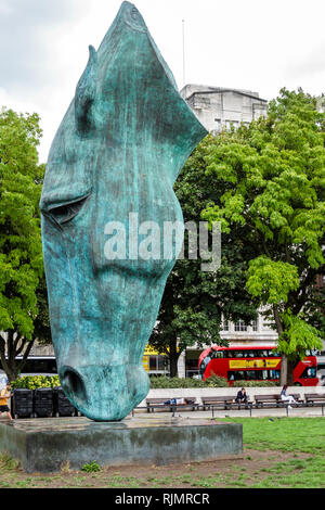 Royaume-Uni Grande-Bretagne Angleterre Londres Marble Arch STILL Water Monumentale sculpture en bronze tête de cheval par NIC Fiddian-Green visite vi Banque D'Images