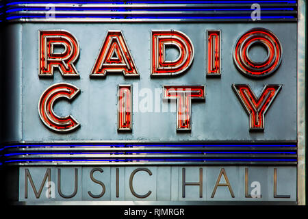 La VILLE DE NEW YORK, USA - 16 JUL 2010 : le Radio City Music Hall lettrage néon façade à New York, un célèbre lieu de divertissement situé dans l'intérieur de Rockefeller Banque D'Images