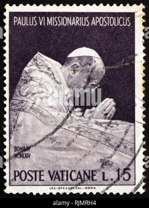 VATICAN - circa 1964 : timbre imprimé dans les salons du Vatican le Pape Paul VI en prière, voyage du pape Paul VI à l'Inde, vers 1964 Banque D'Images
