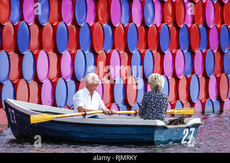 Royaume-Uni Grande-Bretagne Angleterre Londres Hyde Park public Park Serpentine Lake adultes homme hommes femme femmes femmes couple de dames rangée Banque D'Images