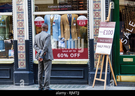 Royaume-Uni Grande-Bretagne Angleterre Londres Westminster Piccadilly Jermyn Street Magasin de vêtements Harvie et Hudson pour hommes, présentoir à vitrine Banque D'Images