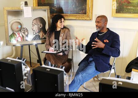 Artiste Micro Willard Wigan MBE qui fait des sculptures qui s'inscrivent dans le chas d'une aiguille, photographié à son exposition à Broadway, Worcestershire. Banque D'Images