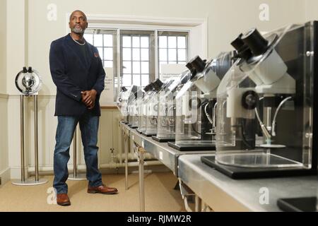 Artiste Micro Willard Wigan MBE qui fait des sculptures qui s'inscrivent dans le chas d'une aiguille, photographié à son exposition à Broadway, Worcestershire. Banque D'Images