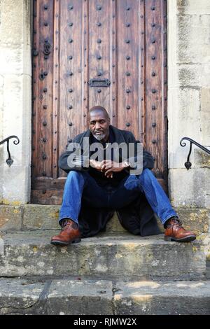 Artiste Micro Willard Wigan MBE qui fait des sculptures qui s'inscrivent dans le chas d'une aiguille, photographié à son exposition à Broadway, Worcestershire. Banque D'Images