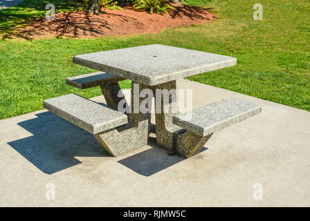 Zone de loisirs avec des tables de pique-nique sur la pelouse verte dans un parc Banque D'Images