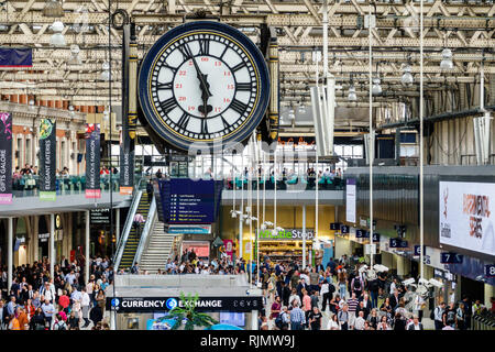 Londres Angleterre Royaume-Uni Grande-Bretagne Lambeth South Bank Waterloo Gare trains chemin de fer concourse adulte adultes homme hommes femme bt Banque D'Images