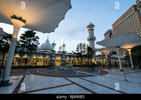 Une vue de la mosquée Jamek Masjid au coucher du soleil à Kuala Lumpur, Malaisie Banque D'Images