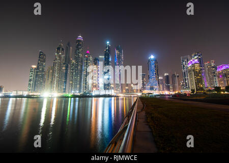 Dubaï, Émirats Arabes Unis - Octobre 2018 : soirée colorée sur canal et la promenade dans la Marina de Dubaï, Dubaï, Emirats Arabes Unis Banque D'Images