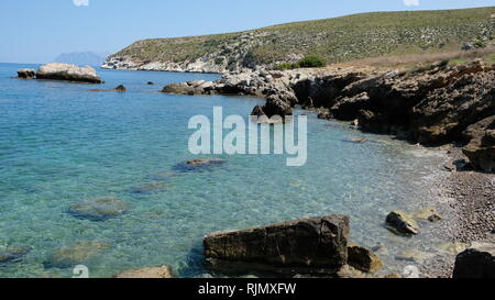 Cala Bianca, province de Trapani, en Sicile. Cala Bianca est une belle crique, cachés entre les villes de Scopello et de Castellammare del Golfo. Banque D'Images