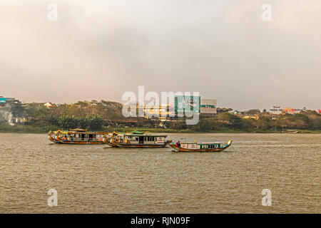 Commercial, privé et les bateaux d'excursion sur la rivière des Parfums Hué Vietnam Banque D'Images