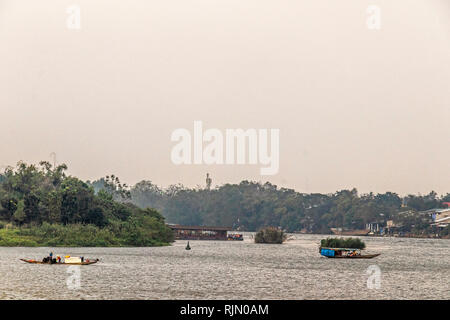 Commercial, privé et les bateaux d'excursion sur la rivière des Parfums Hué Vietnam Banque D'Images