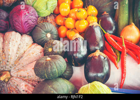 Diverses sortes de légumes, exposées dans les magasins Banque D'Images