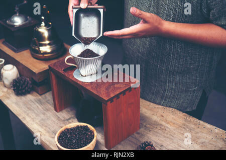 Café Barista est le meulage à l'aide d'un broyeur de café. Banque D'Images