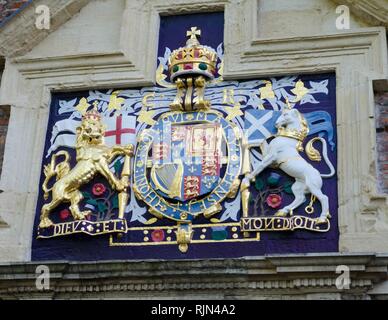 Les Armoiries de Charles I orne l'entrée de Kings Manor, de l'Université de York, York, Angleterre. Banque D'Images