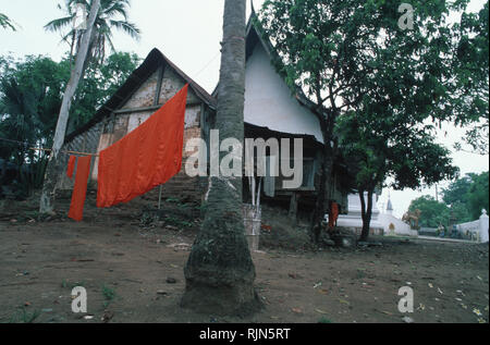 Légende : Luang Prabang, Laos - avril 1999. Les moines d'un temple à l'extérieur d'un séchage robes à Luang Prabang Crédit : Tyler Leisa/Asiaworksphotos.com Contact : s Banque D'Images