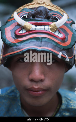 Un jeune homme habillé laotienne jusqu'à effectuer dans un spectacle de théâtre traditionnel récité pour les touristes à Luang Prabang, Laos. Une ancienne colonie française sac Banque D'Images