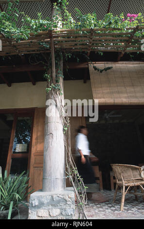 Légende : Luang Prabang, Laos - Sep 2003. En dehors de la Sala Prabang Hotel à Luang Prabang - une demeure coloniale, Sala Prabang a récemment été resto Banque D'Images