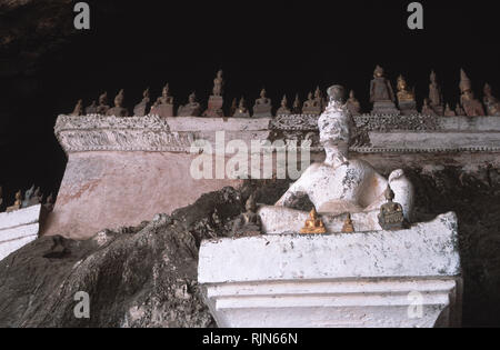 Légende : Luang Prabang, Laos - Sep 2003. Statues bouddhiques de la grottes de Pak Ou - deux grottes calcaires s'avançant dans une falaise sur le Mékong, à Banque D'Images