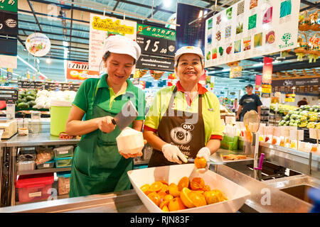 PATTAYA, THAÏLANDE - circa 2016, février : à l'intérieur de Big C L'utilisation des lits d'hypermarché. Il offre un plus large éventail de produits alimentaires frais et secs, de production importés Banque D'Images