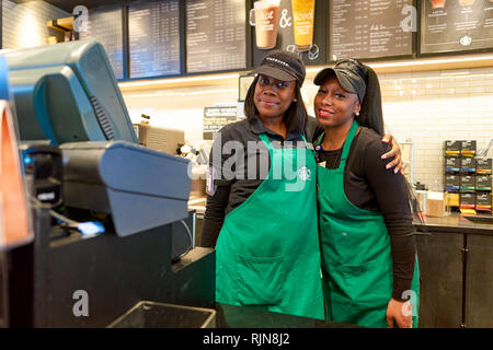 NEW YORK - CIRCA AVRIL 2016 : les travailleurs au Starbucks café. Starbucks Corporation est une société mondiale de café et café, chaîne logistique basée sur le siège Banque D'Images