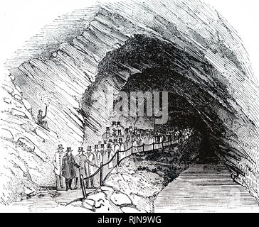 Une gravure représentant une partie visiter les cavernes de Dudley, Staffordshire. Le voyant voyants sont sur un chemin de halage d'une partie de la système du canal Dudley qui donnait accès à la fonctionnement de calcaire. En date du 19e siècle Banque D'Images