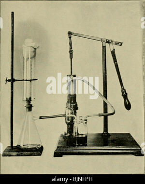 . Les bactéries, d'autant plus qu'elles sont liées à l'économie de la nature. La bactériologie. Appareil pour filtrer l'eau pour faciliter son examen bactériologique. Veuillez noter que ces images sont extraites de la page numérisée des images qui peuvent avoir été retouchées numériquement pour plus de lisibilité - coloration et l'aspect de ces illustrations ne peut pas parfaitement ressembler à l'œuvre originale.. Newman, George, Monsieur, 1870- [de l'ancien catalogue]. New York, G. P. Putnam's Sons ; Banque D'Images