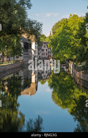 Vue sur un canal à Strasbourg afin de maisons à colombages Banque D'Images