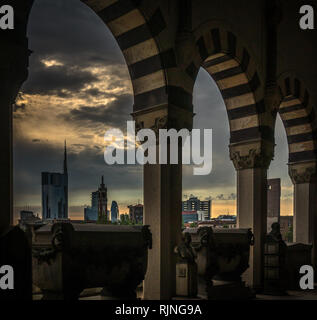 Milano vue sur l'horizon dans un jour nuageux avec epic ciel depuis le cimetière monumental Banque D'Images