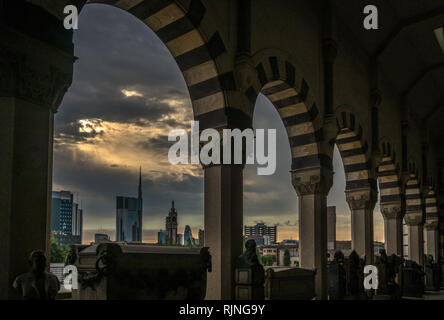 Milano vue sur l'horizon dans un jour nuageux avec epic ciel depuis le cimetière monumental Banque D'Images