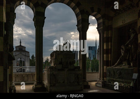 Milano vue sur l'horizon dans un jour nuageux avec epic ciel depuis le cimetière monumental Banque D'Images